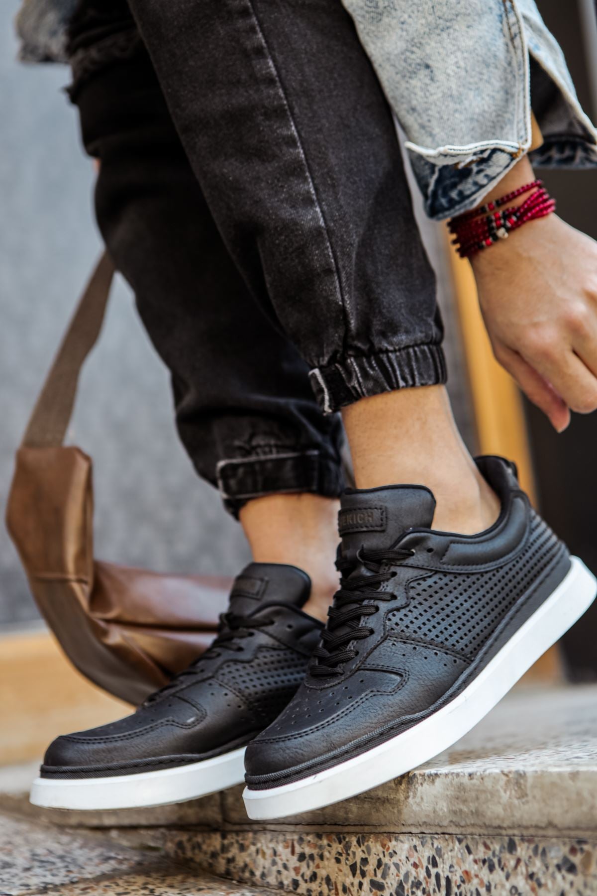 CH109 CBT Hercules Men Sneaker Black
