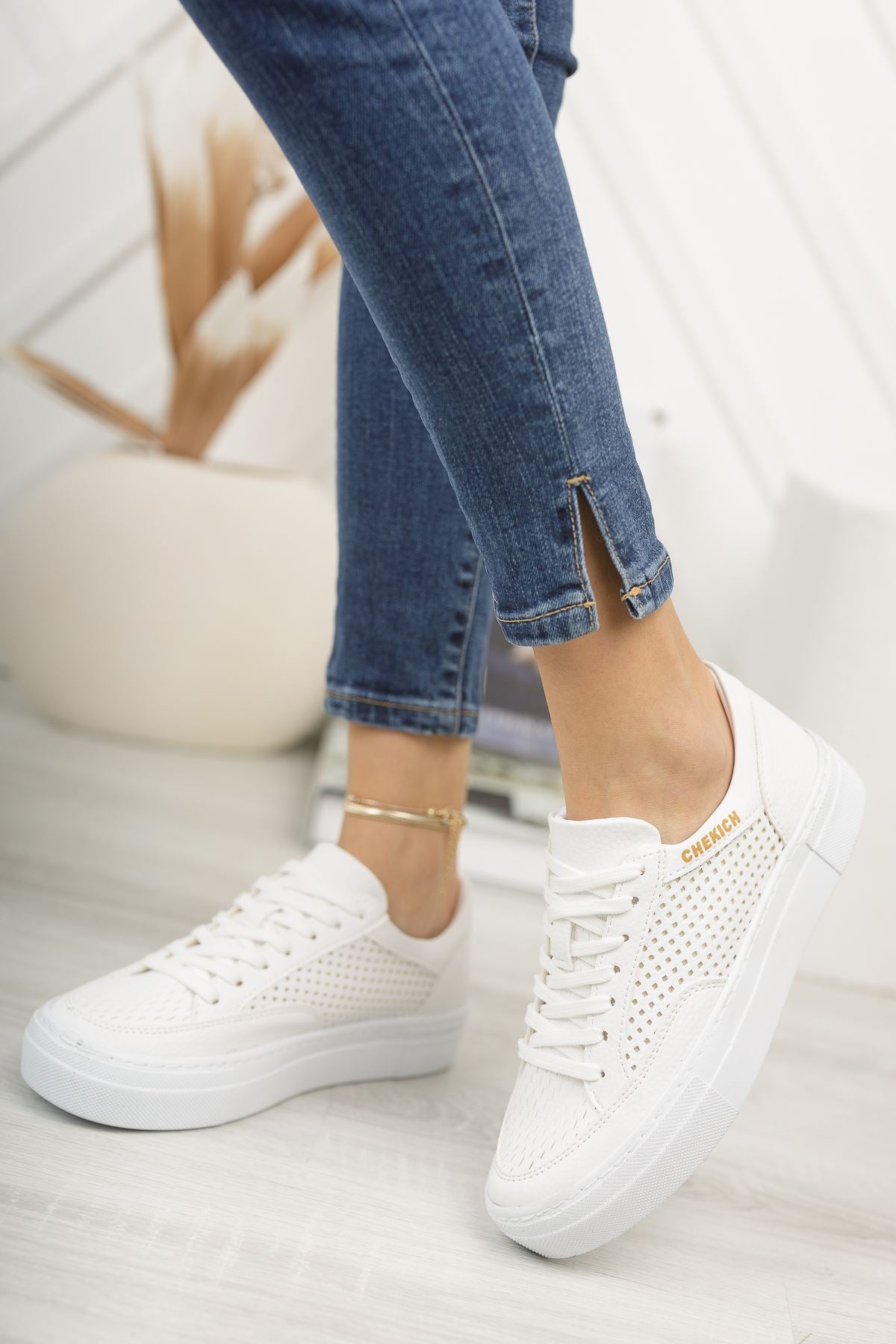 CH015 - CBT First Edition Women White Sneaker
